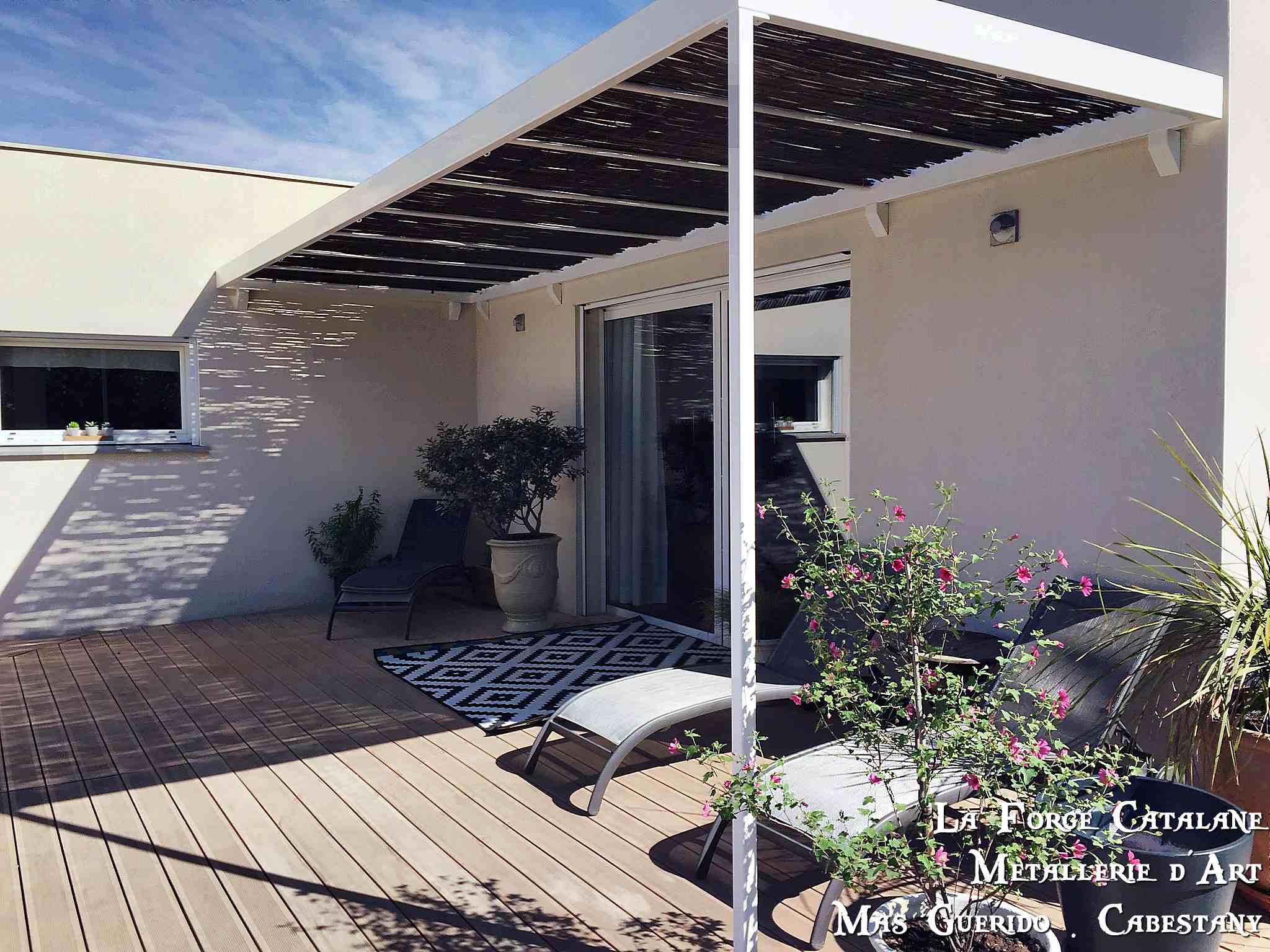 pergola epuree droite toit plat montage sur corbeaux forge catalane.jpg